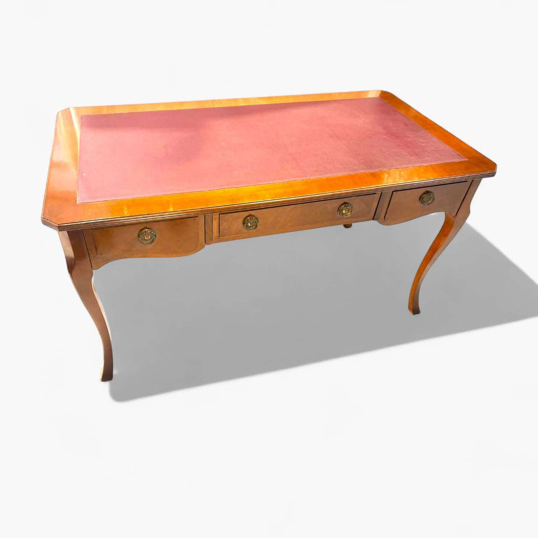 Esta Mesa despacho de caoba representa la sofisticación del mobiliario clásico diseñado para espacios con personalidad. 