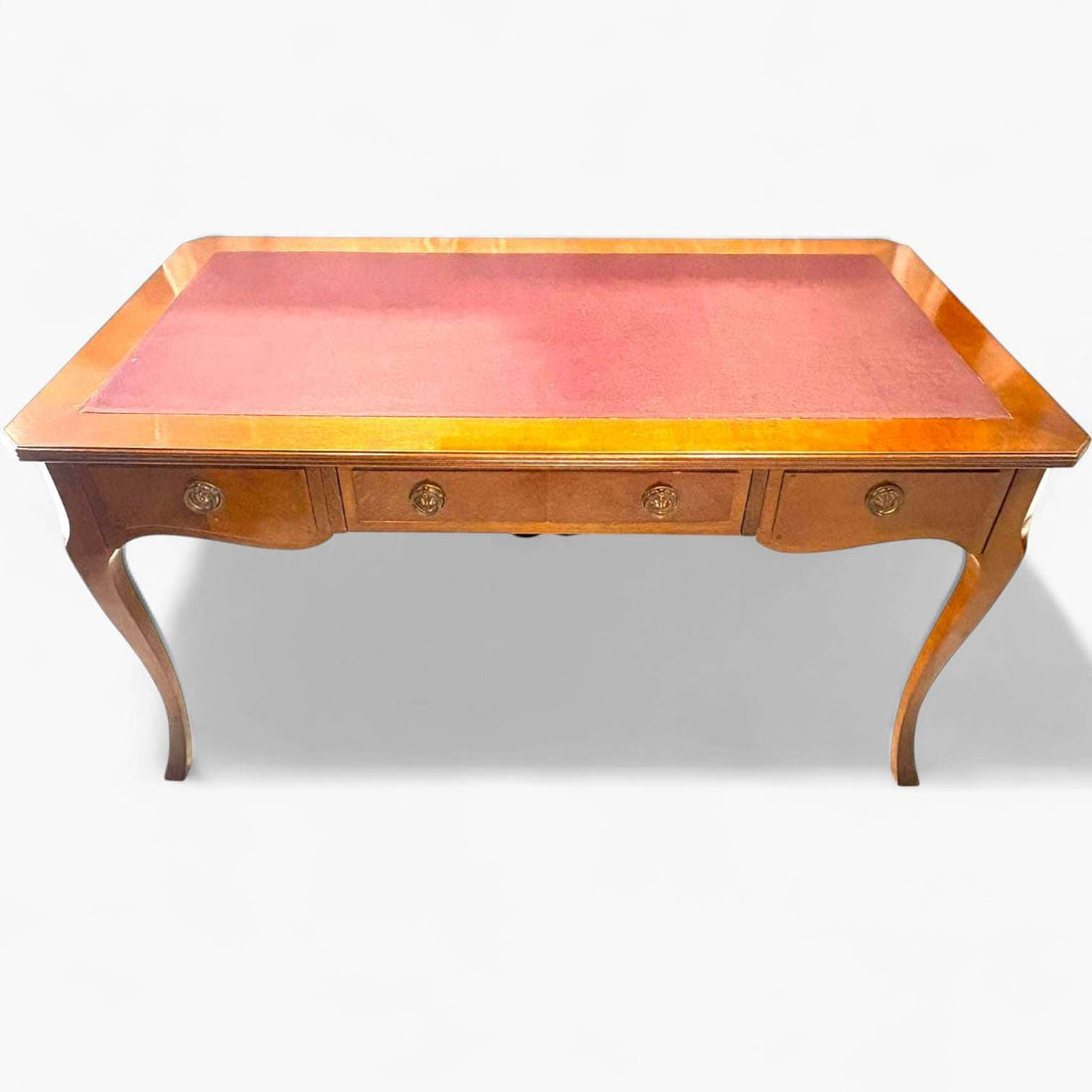 Esta Mesa despacho de caoba representa la sofisticación del mobiliario clásico diseñado para espacios con personalidad. 
