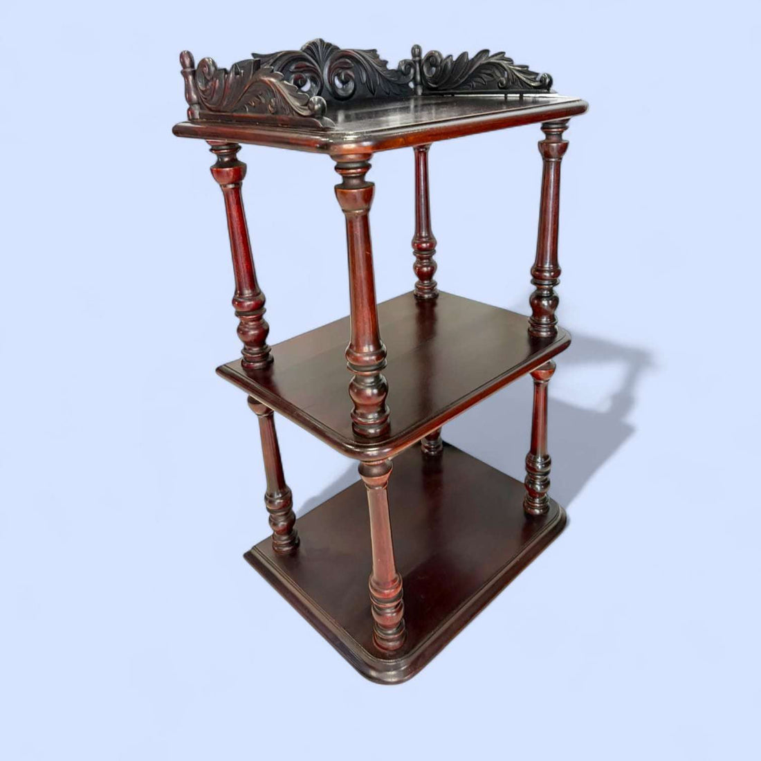 Esta Mesa estantería castellana destaca por su elegancia vertical, su refinada presencia decorativa y la belleza de su trabajo artesanal en madera