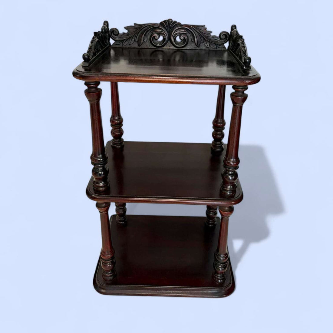 Esta Mesa estantería castellana destaca por su elegancia vertical, su refinada presencia decorativa y la belleza de su trabajo artesanal en madera