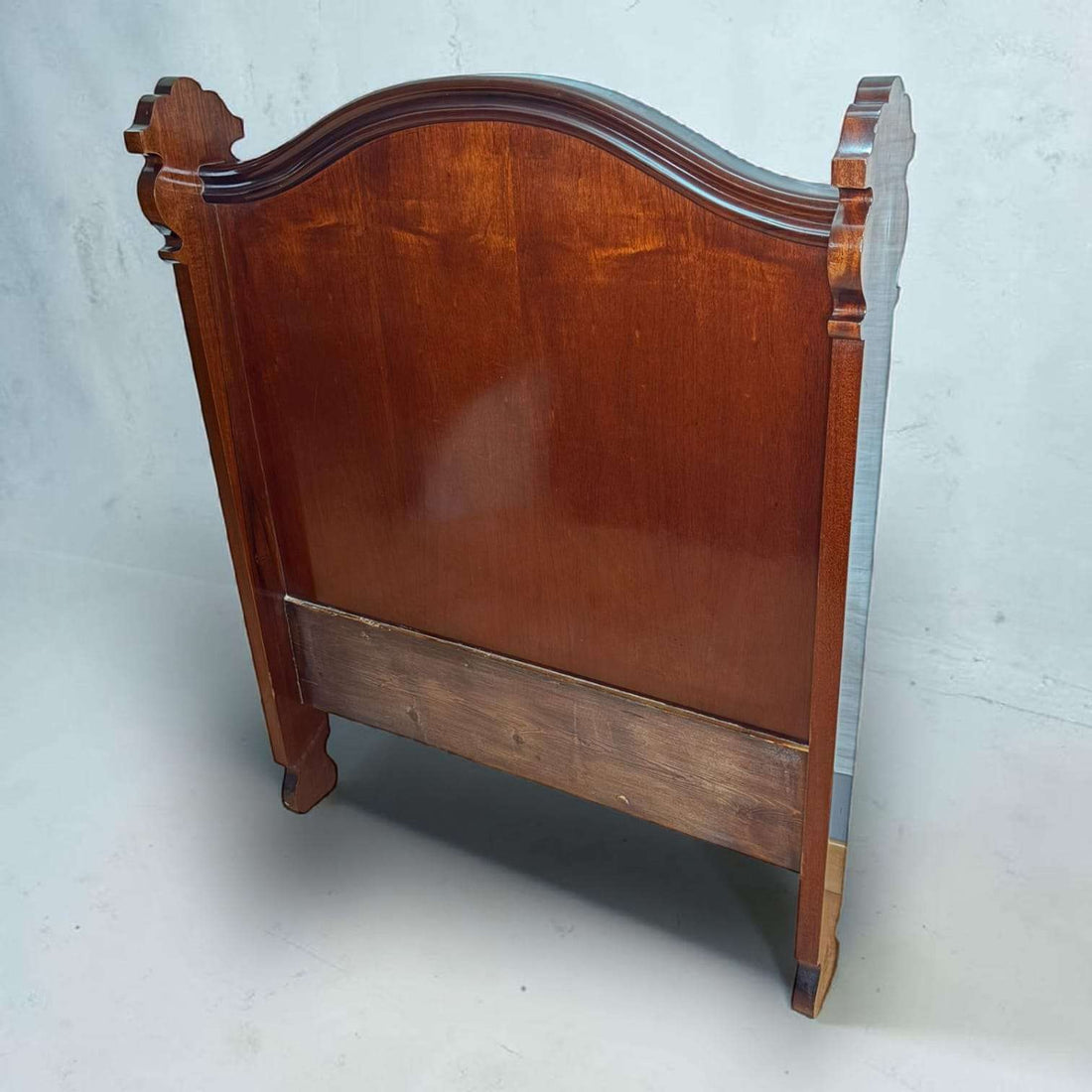 Esta refinada pareja de cabeceros antiguos de madera destaca por su elegante silueta ondulada y su equilibrado diseño de inspiración clásica. 