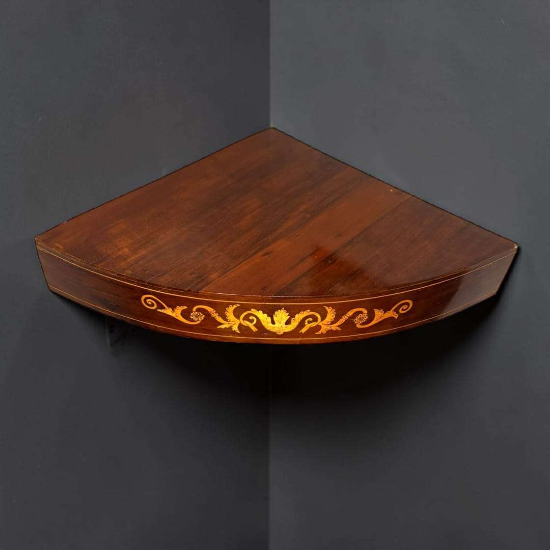 La delicada taracea frontal aporta un atractivo ornamental que realza la nobleza de la madera y refleja el gusto por la ebanistería clásica. 