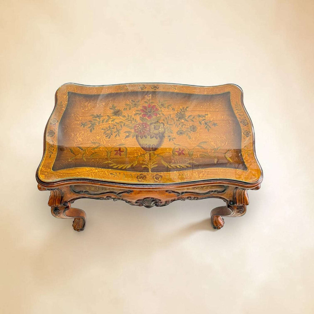  El frontal presenta relieves tallados, formas curvas y decoración floral, mientras que las patas cabriolé aportan movimiento, elegancia y una estética claramente