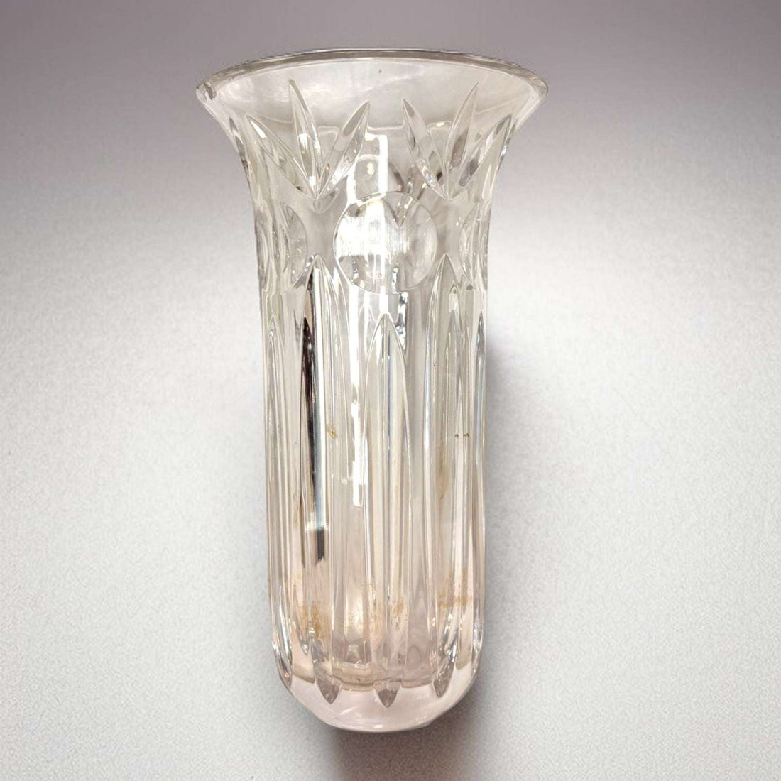 Este Florero de cristal tallado es una pieza decorativa de gran presencia, perfecta para dar altura, brillo y distinción a cualquier espacio. 