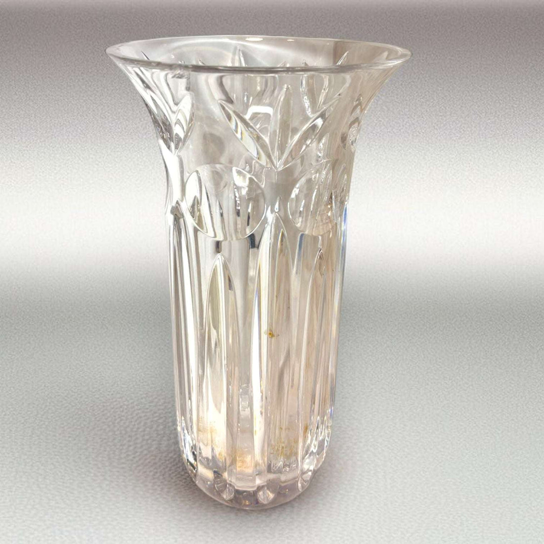 Este Florero de cristal tallado es una pieza decorativa de gran presencia, perfecta para dar altura, brillo y distinción a cualquier espacio. 