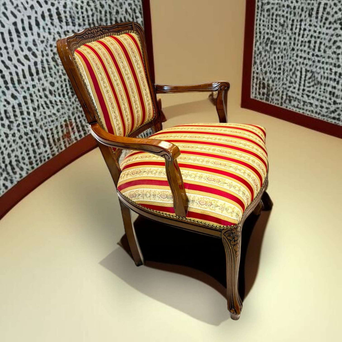 Este Sillón antiguo de madera es una pieza con carácter, pensada originalmente para ofrecer asiento cómodo y distinguido en salones, despachos, dormitorios o zonas de lectura. 