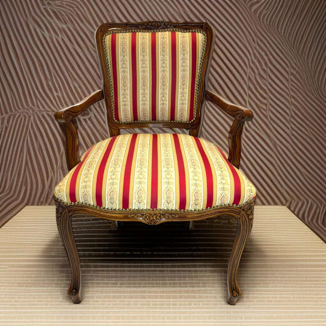 Este Sillón antiguo de madera es una pieza con carácter, pensada originalmente para ofrecer asiento cómodo y distinguido en salones, despachos, dormitorios o zonas de lectura. 