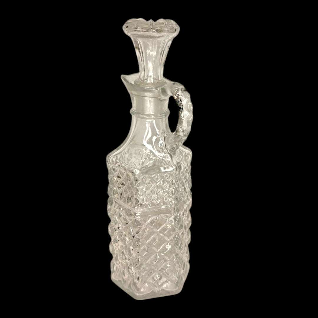 Estas Vinajeras de cristal tallado son piezas refinadas, funcionales y decorativas, creadas originalmente para servir aceite, vinagre, aliños o pequeños líquidos de mesa. 