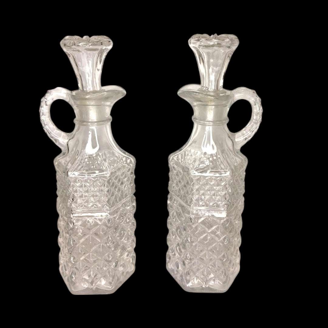 Estas Vinajeras de cristal tallado son piezas refinadas, funcionales y decorativas, creadas originalmente para servir aceite, vinagre, aliños o pequeños líquidos de mesa. 