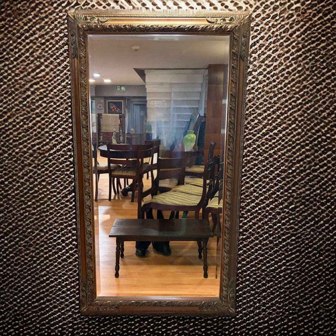  Este Espejo antiguo de madera es una pieza decorativa con gran presencia visual, ideal para vestir una pared con elegancia y aportar profundidad al espacio. 
