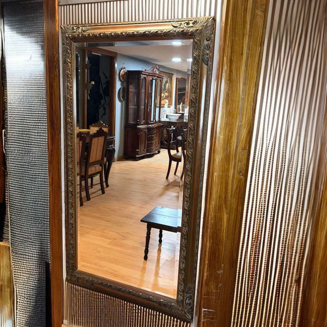  Este Espejo antiguo de madera es una pieza decorativa con gran presencia visual, ideal para vestir una pared con elegancia y aportar profundidad al espacio. 