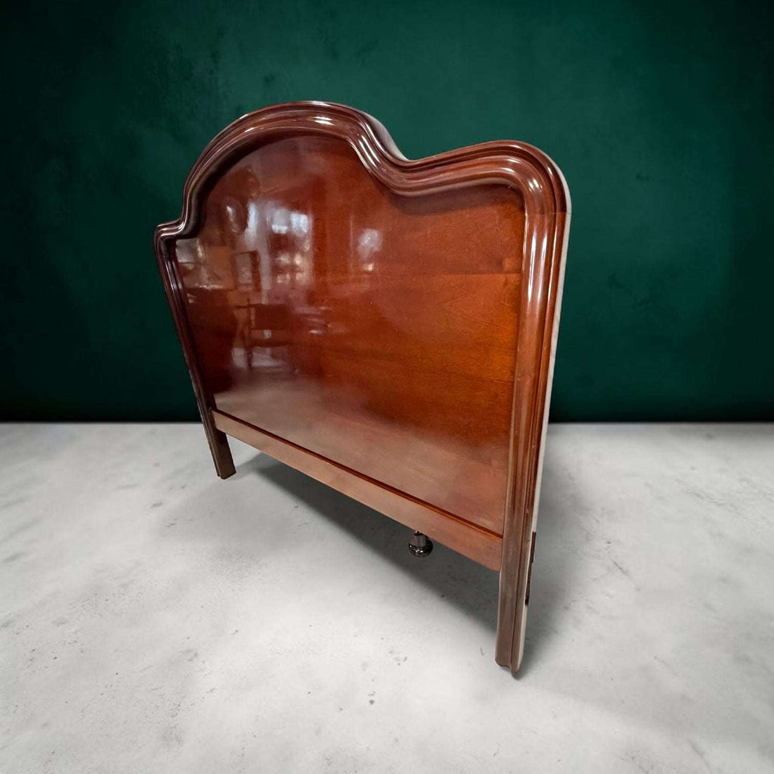 
Con unas medidas de 163 x 7,5 x H141 cm, presenta un formato amplio y equilibrado que convierte la cama en protagonista del ambiente