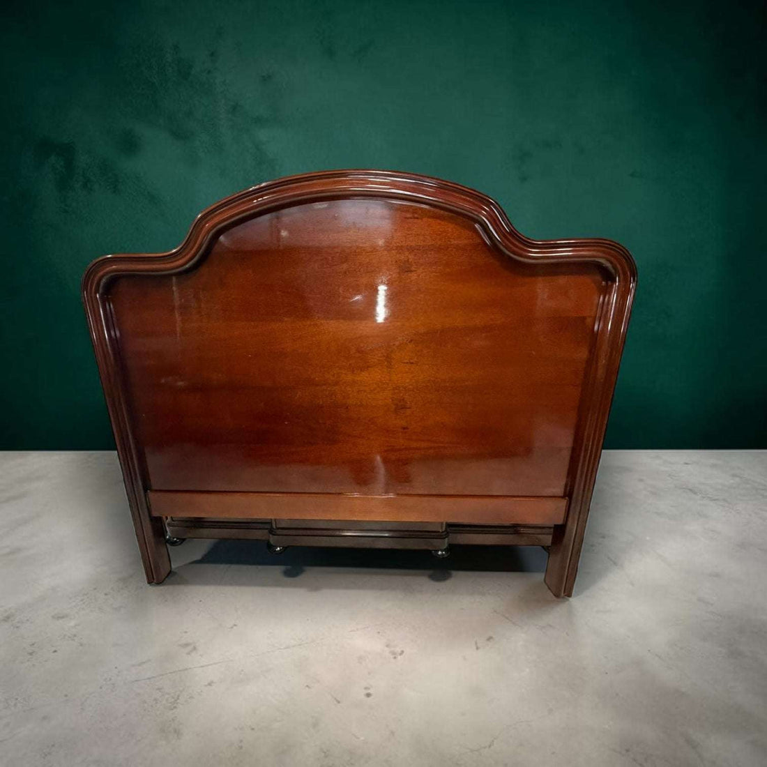 
Con unas medidas de 163 x 7,5 x H141 cm, presenta un formato amplio y equilibrado que convierte la cama en protagonista del ambiente