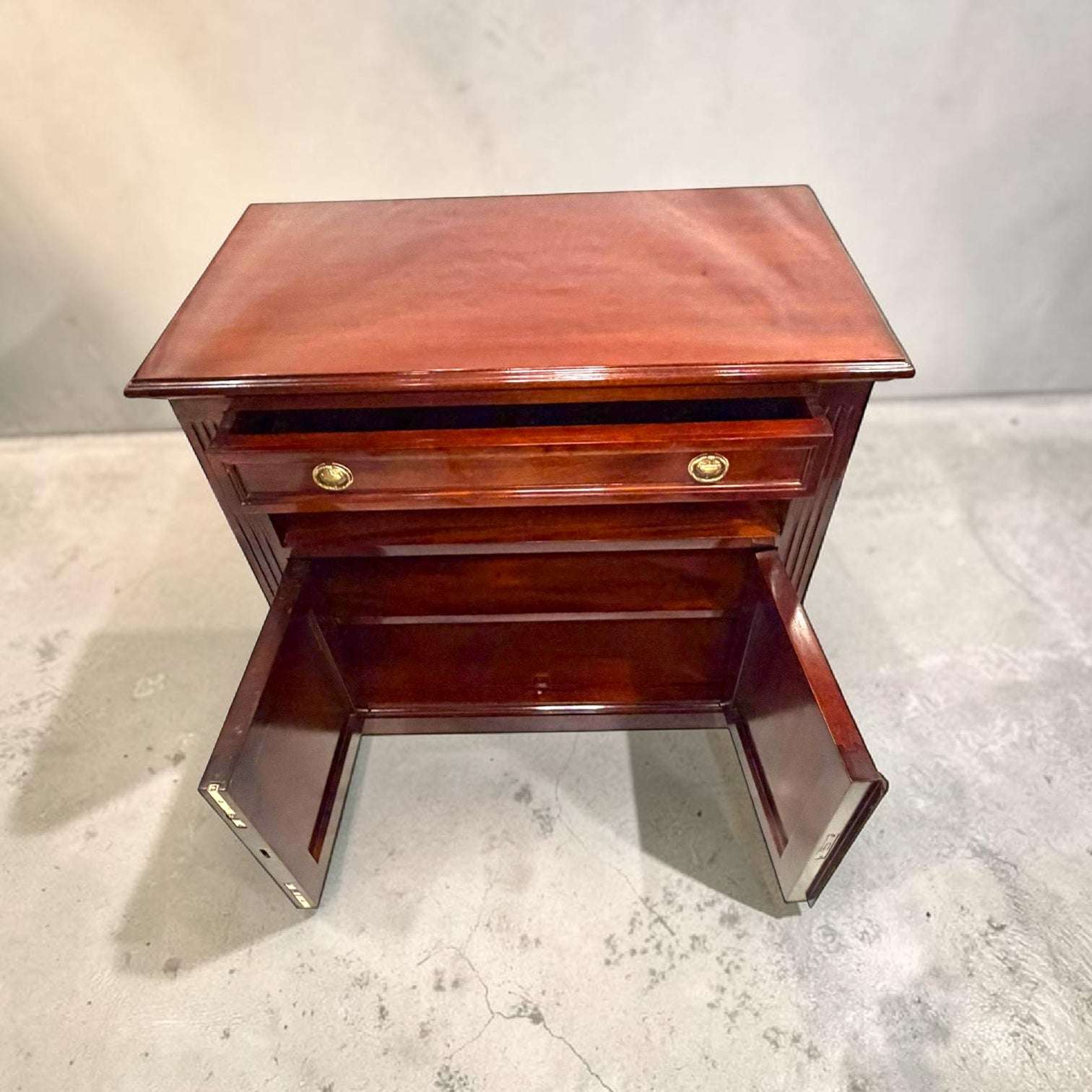 Esta Mesa Tv de caoba es una pieza pensada para dar servicio al salón con una presencia mucho más distinguida que un mueble actual convencional. 