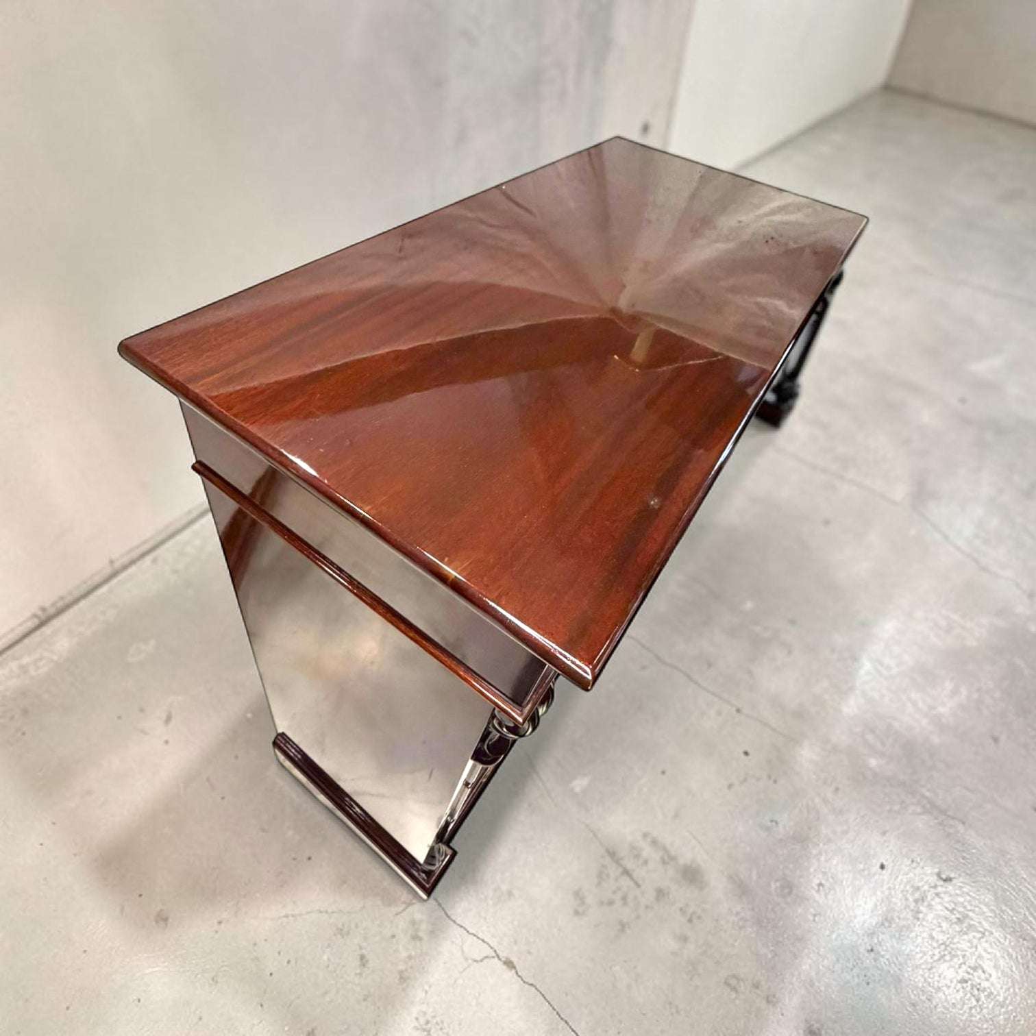 Es una pieza ideal para quienes buscan algo nuevo para su casa, pero con carácter antiguo, único y limitado. Uma peça com presença, perfeita para uma sala com charme e personalidade.