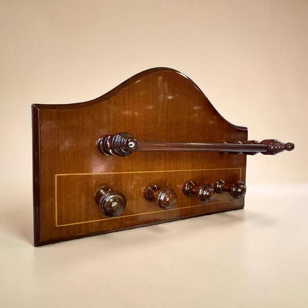  Su función original era mantener ordenada la entrada de la casa, el dormitorio o el vestidor, aportando al mismo tiempo una presencia elegante en la pared.