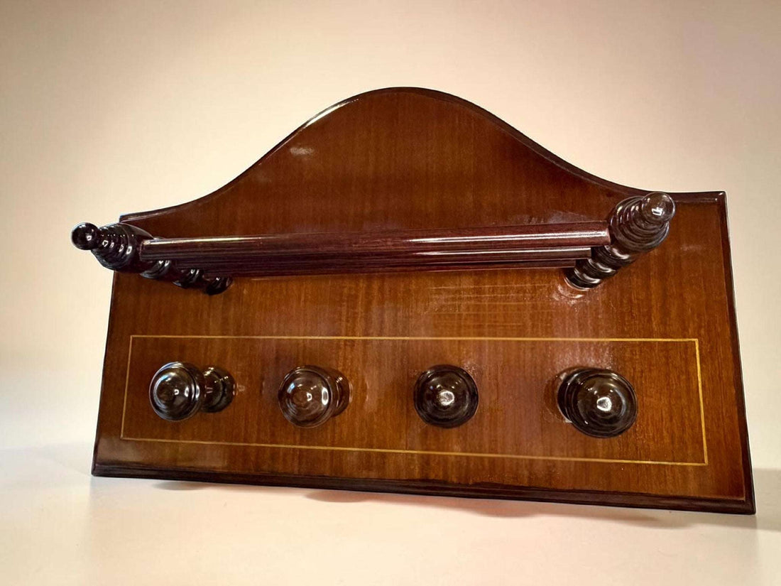  Su función original era mantener ordenada la entrada de la casa, el dormitorio o el vestidor, aportando al mismo tiempo una presencia elegante en la pared.