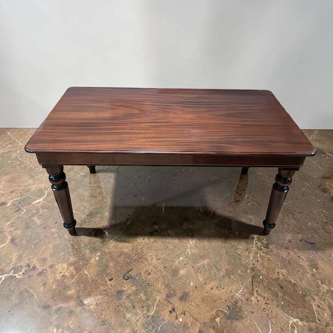 Esta Mesa extensible de caoba es una pieza pensada para quienes buscan un mueble con presencia, funcionalidad y carácter decorativo. S