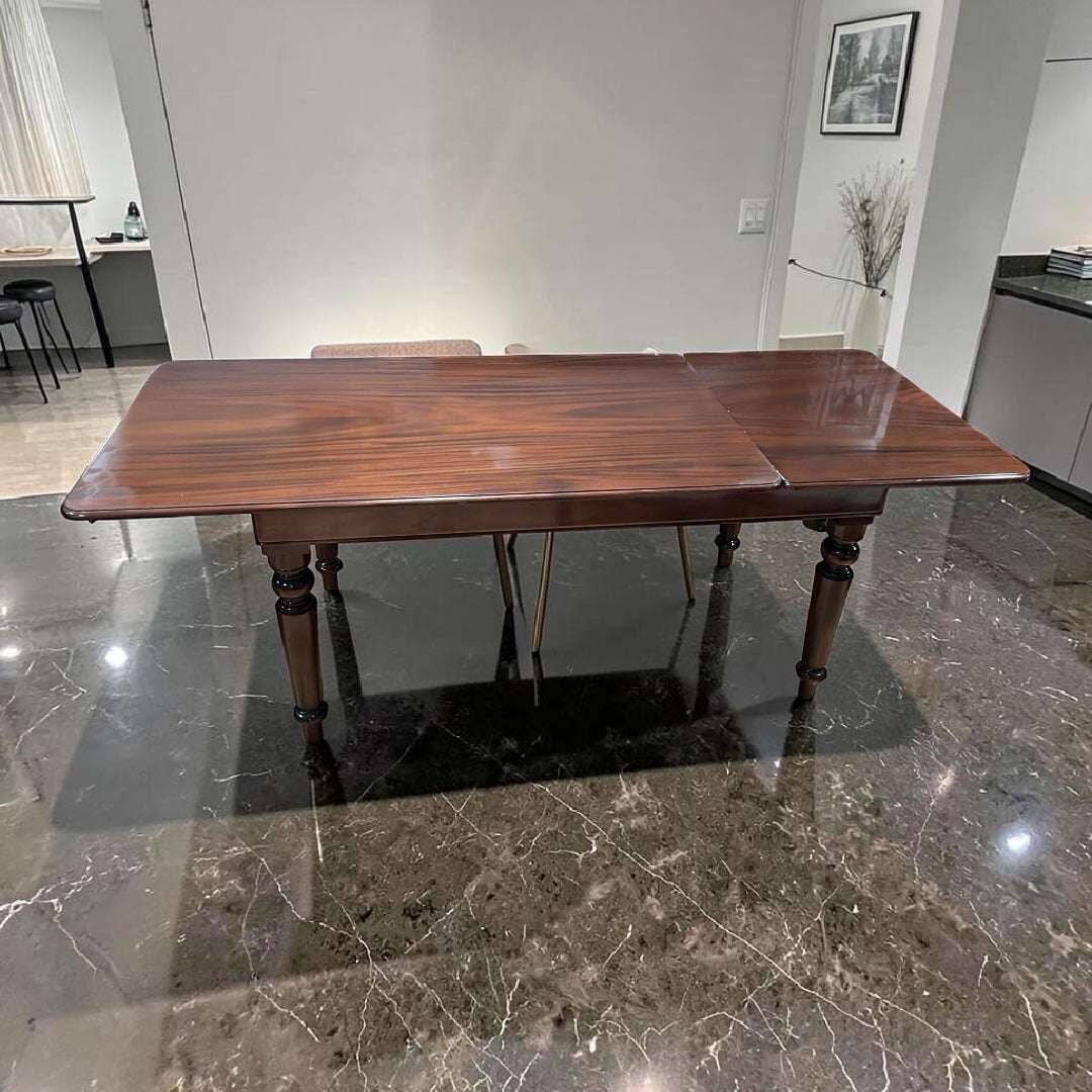 Esta Mesa extensible de caoba es una pieza pensada para quienes buscan un mueble con presencia, funcionalidad y carácter decorativo. S
