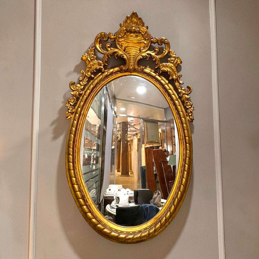 La función original de este Espejo era reflejar la imagen y aumentar visualmente la luz de las estancias, especialmente en salones principales y zonas nobles de la casa. 