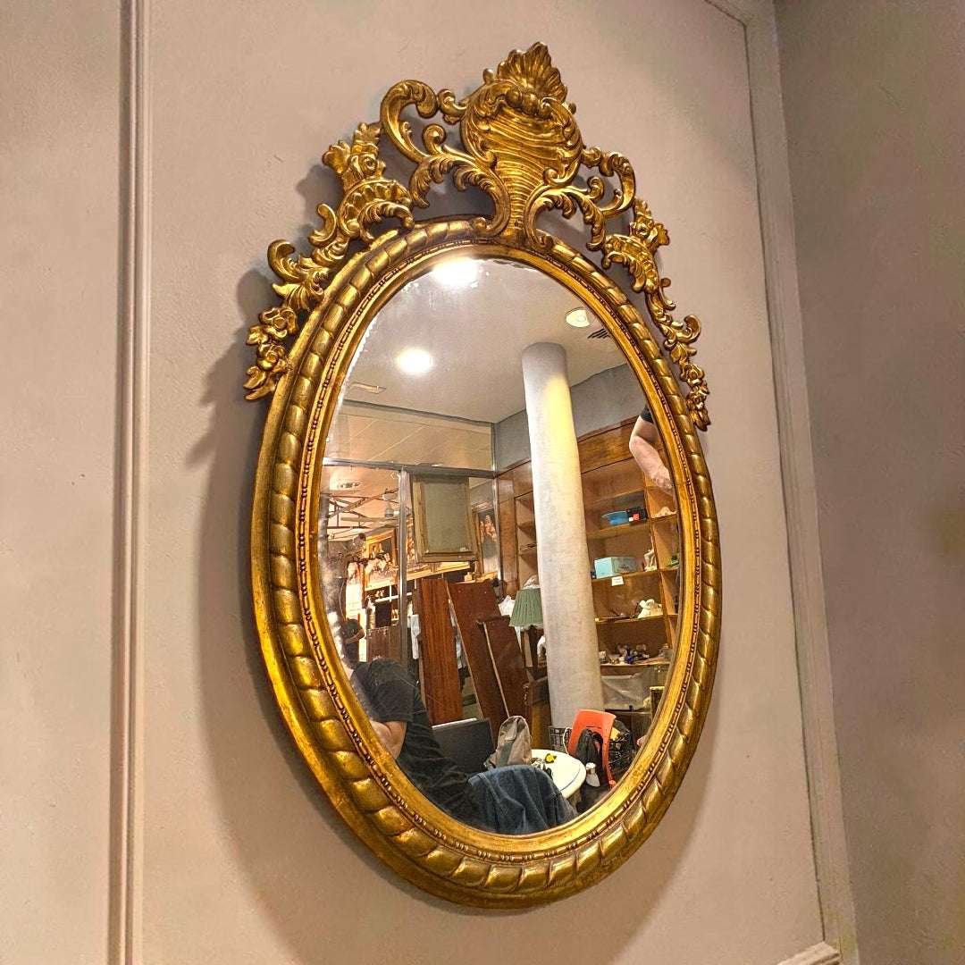 La función original de este Espejo era reflejar la imagen y aumentar visualmente la luz de las estancias, especialmente en salones principales y zonas nobles de la casa. 