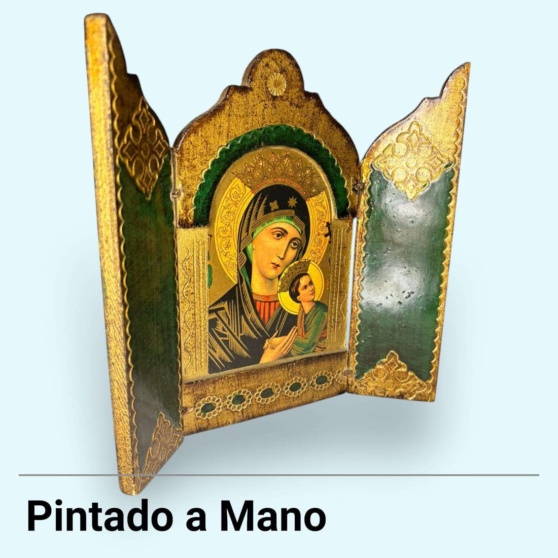 Este tríptico devocional de madera pintada a mano representa a Nuestra Señora del Perpetuo Socorro, una imagen mariana de gran fuerza espiritual y belleza tradicional.
