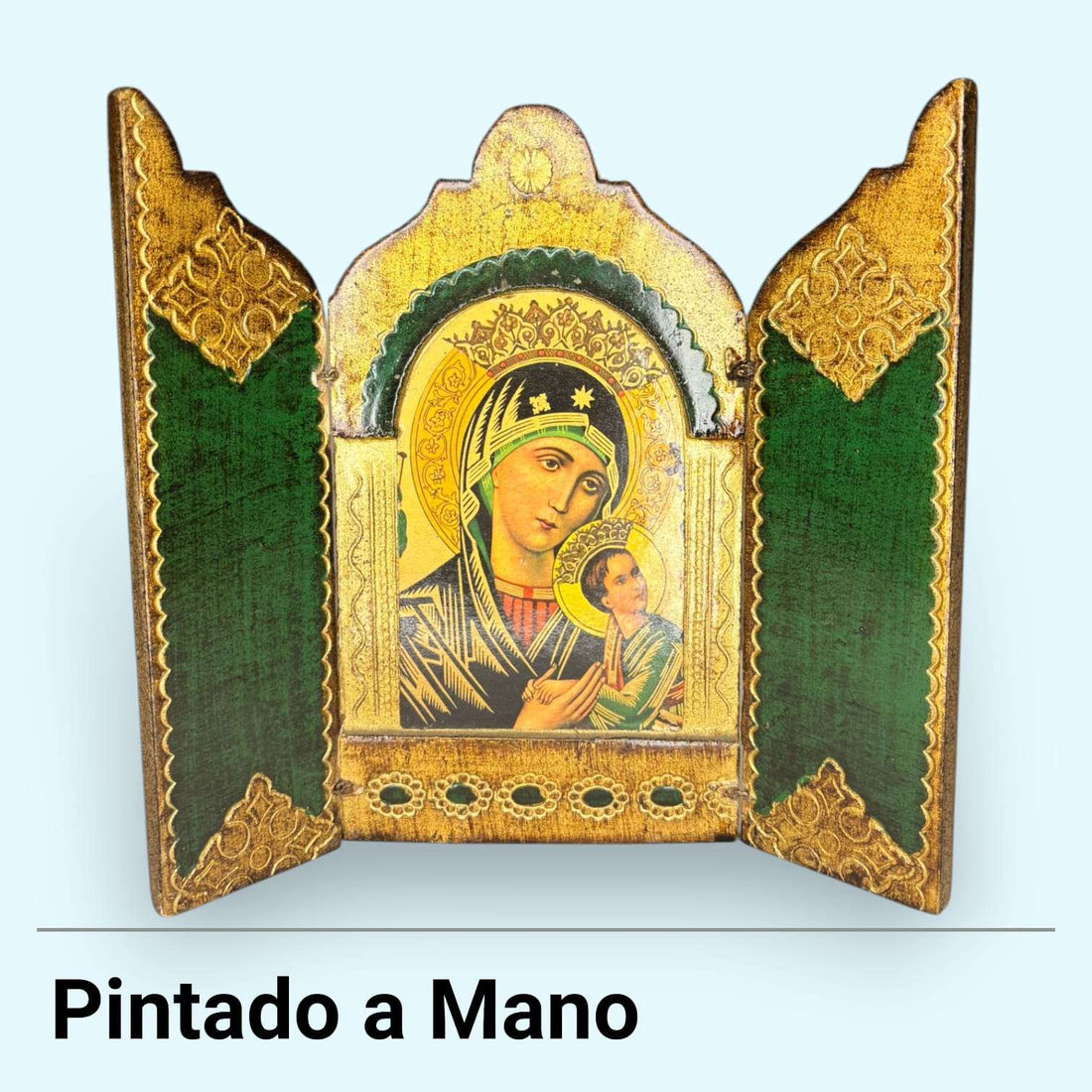 Este tríptico devocional de madera pintada a mano representa a Nuestra Señora del Perpetuo Socorro, una imagen mariana de gran fuerza espiritual y belleza tradicional.