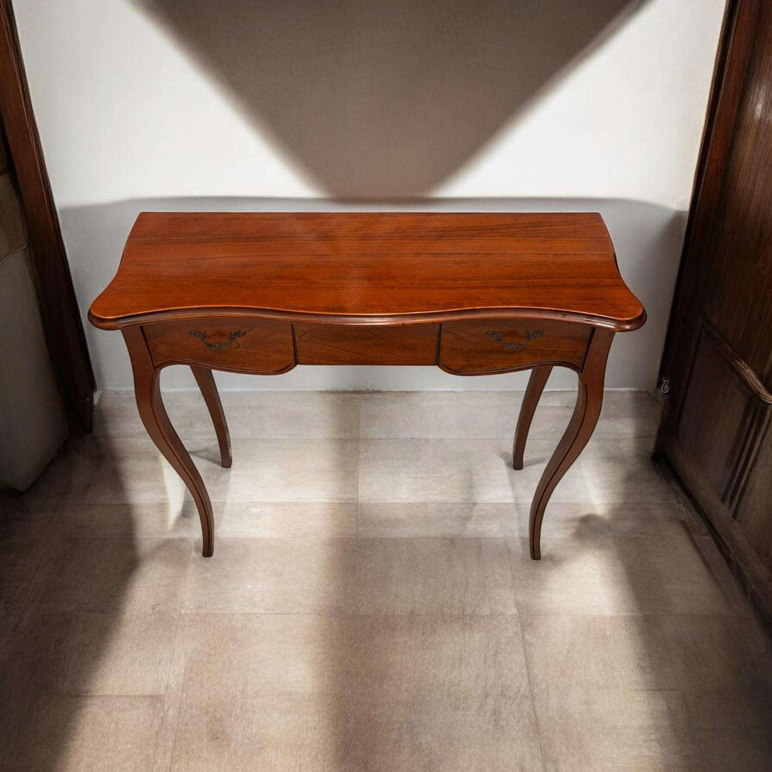 integrarla en espacios donde otros muebles resultarían demasiado voluminosos, mientras que su diseño de caoba aporta calidez y una sensación de hogar cuidado. 