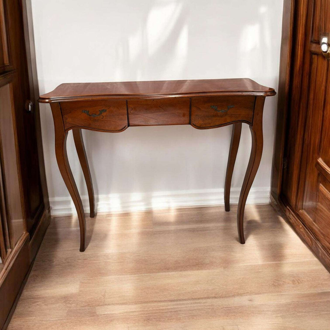 integrarla en espacios donde otros muebles resultarían demasiado voluminosos, mientras que su diseño de caoba aporta calidez y una sensación de hogar cuidado. 