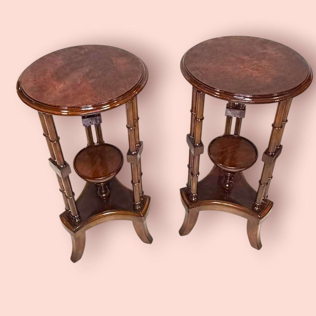 Estos Veladores destacan por una estructura muy original: tablero superior circular, columnas verticales decorativas y una pequeña repisa central que permite crear dos alturas de exposición. Esta repisa resulta perfecta para colocar una maceta con flores, una figura pequeña, una porcelana, una vela decorativa o un detalle especial, mientras que la parte superior puede utilizarse para una lámpara, un jarrón o una pieza protagonista.

En las imágenes se aprecia un acabado brillante de tono caoba cálido, con t