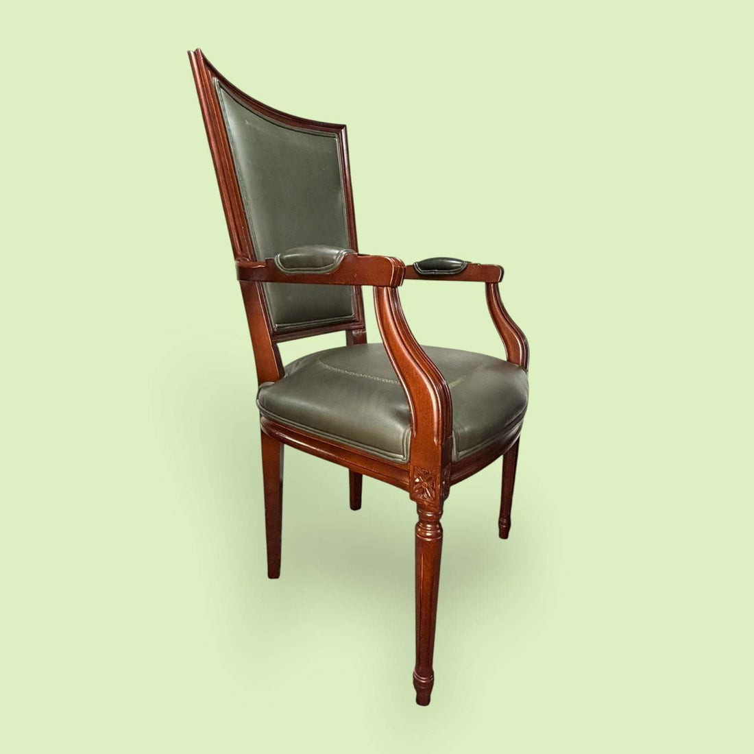 Estos Sillones destacan por su estructura de caoba en tono cálido, con acabado brillante y líneas elegantes.