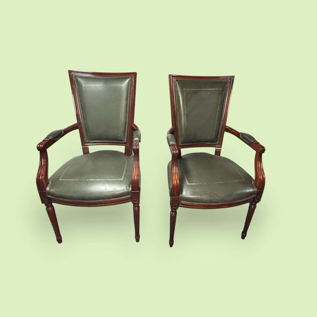 Estos Sillones destacan por su estructura de caoba en tono cálido, con acabado brillante y líneas elegantes.