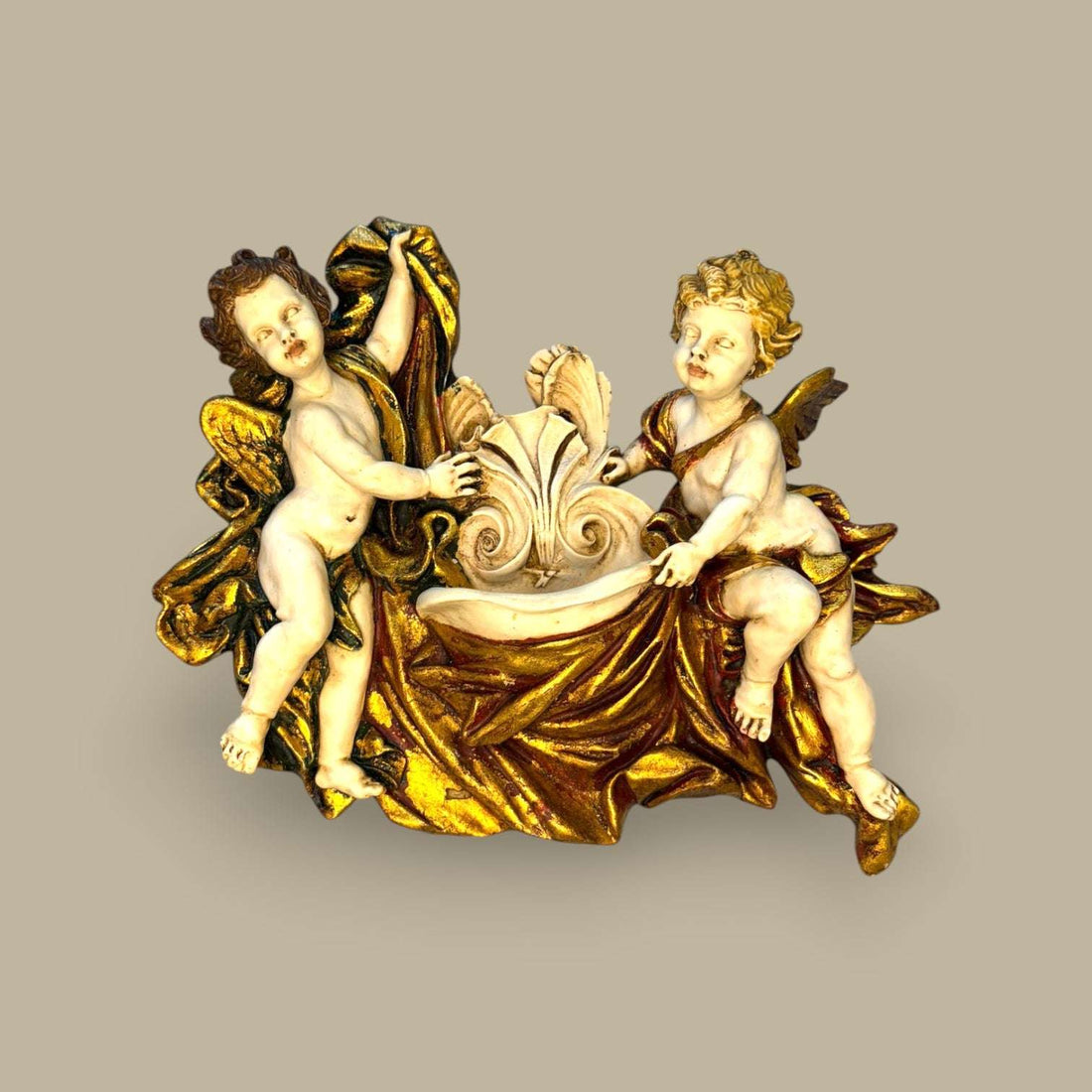 Esta benditera es ideal para quienes desean incorporar a su hogar una pieza de arte sacro con encanto tradicional. 