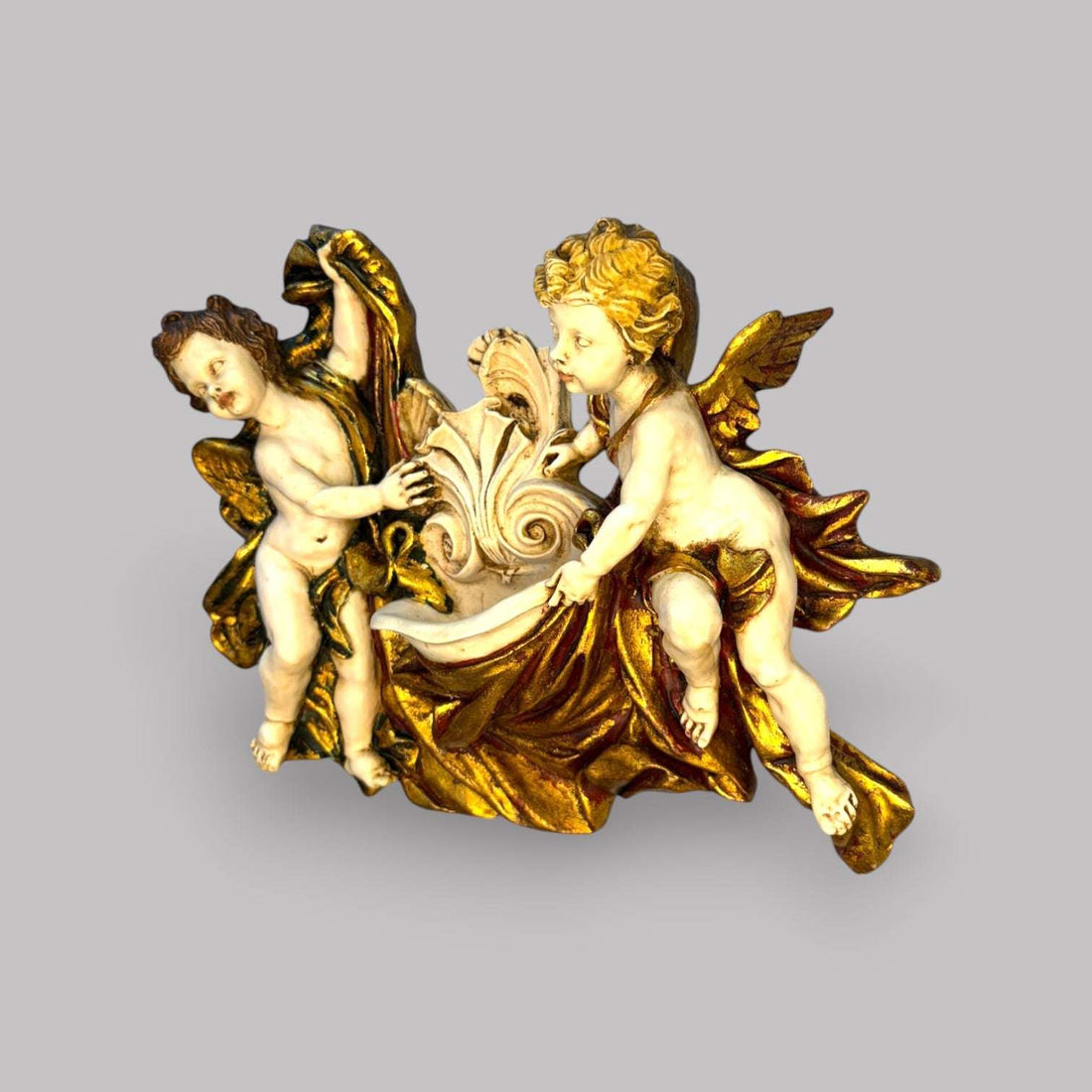 Esta benditera es ideal para quienes desean incorporar a su hogar una pieza de arte sacro con encanto tradicional. 