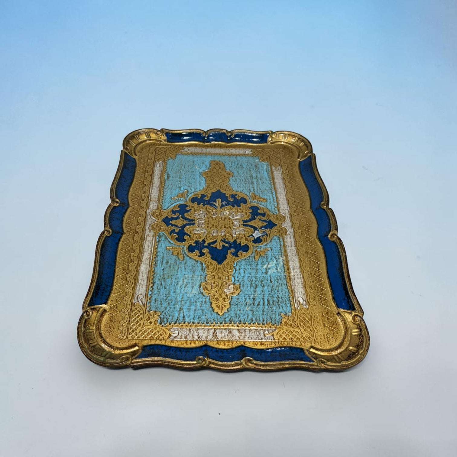 
Su función original era servir, presentar o acompañar momentos de mesa, tocador o salón. Hoy, además de conservar 