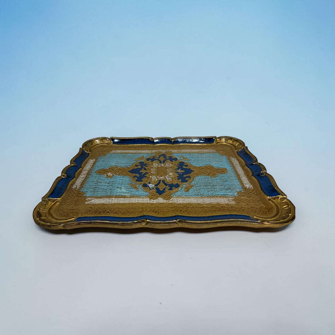 Esta Bandeja de madera de estilo florentino italiano es una pieza decorativa con una presencia muy especial.