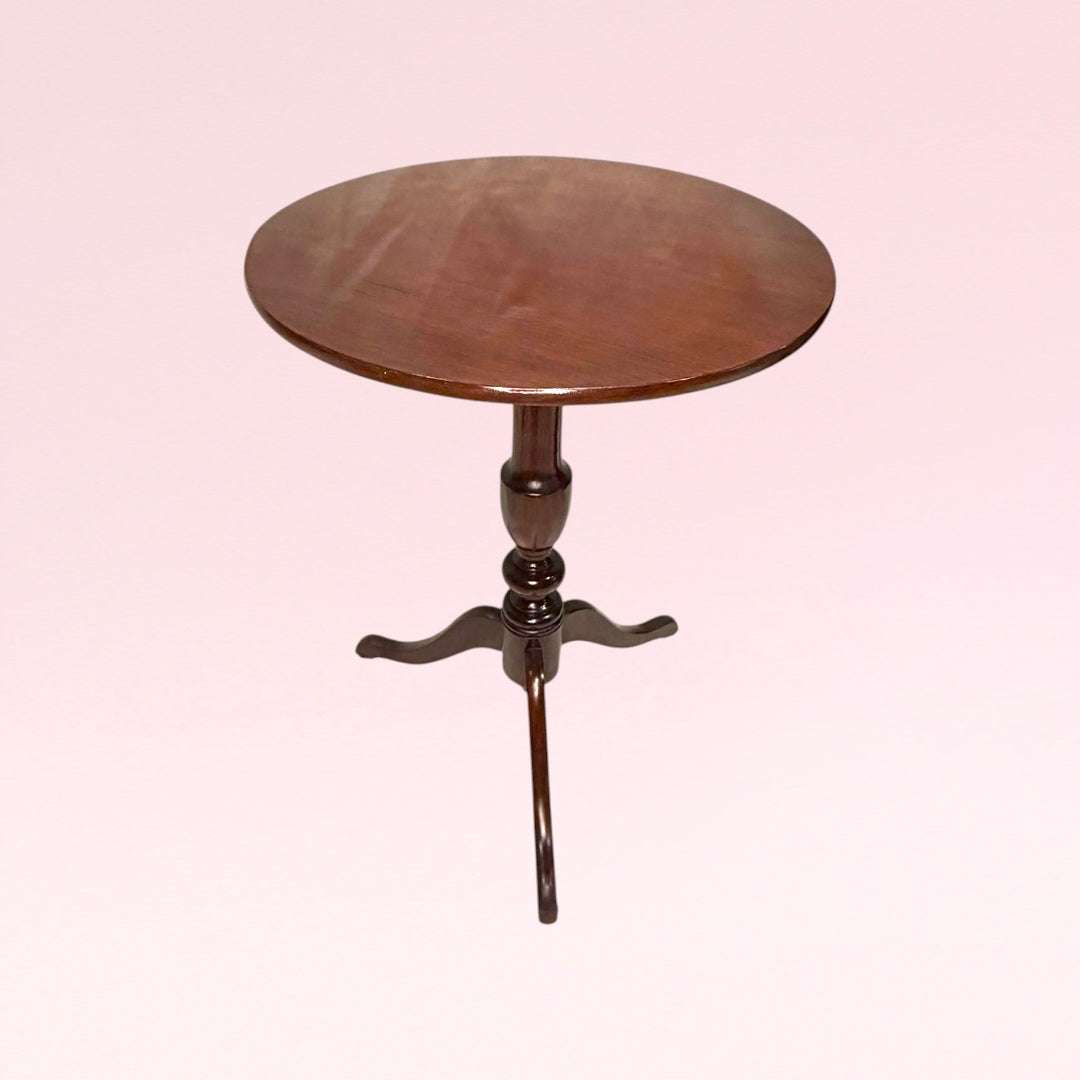Este Velador destaca por su tablero circular de caoba, con acabado brillante y veta visible en tono cálido.