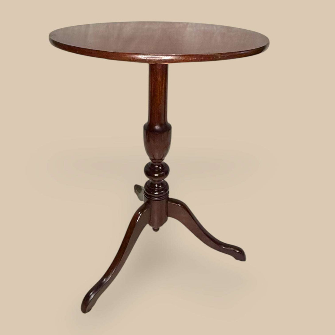Este Velador de caoba es una pieza antigua de formato compacto, elegante y muy versátil, ideal para aportar calidez y presencia decorativa a cualquier rincón del hogar. 