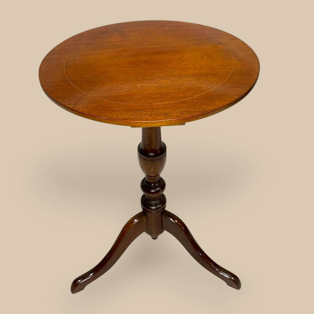 Este Velador de caoba es una pieza antigua de formato compacto, elegante y muy versátil, ideal para aportar calidez y presencia decorativa a cualquier rincón del hogar. 