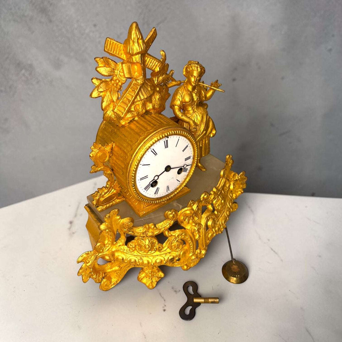 Este Reloj no es solo un objeto para consultar la hora: es una pieza con alma, presencia y fuerza visual.