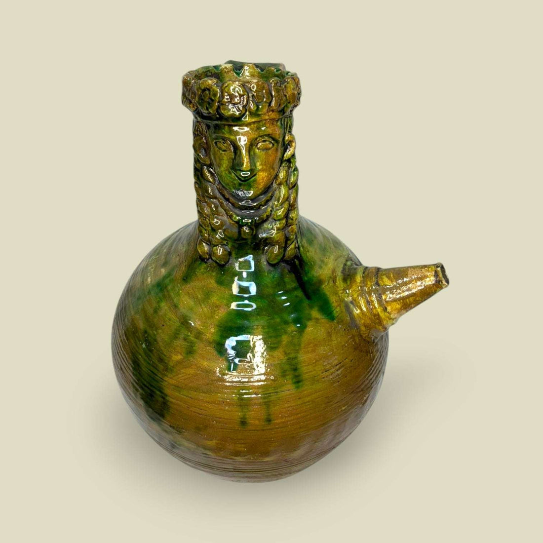 Botijo de cerámica esmaltada con figura barbuda