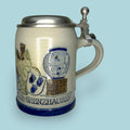Su función original era servir y conservar cerveza, manteniendo la bebida protegida gracias a su tapa articulada. 