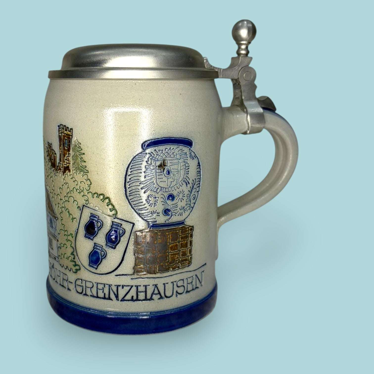 Su función original era servir y conservar cerveza, manteniendo la bebida protegida gracias a su tapa articulada. 