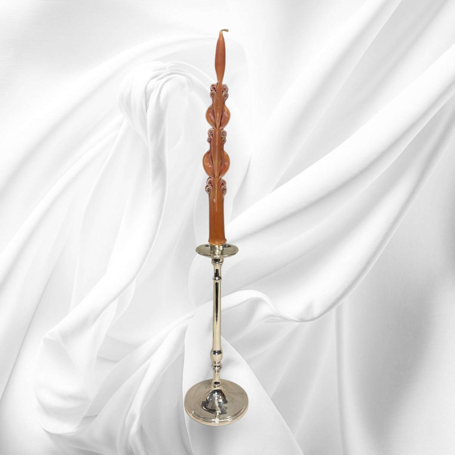 Estos Candeleros de metal plateado destacan por su elegancia vertical, su brillo limpio y su presencia decorativa. 