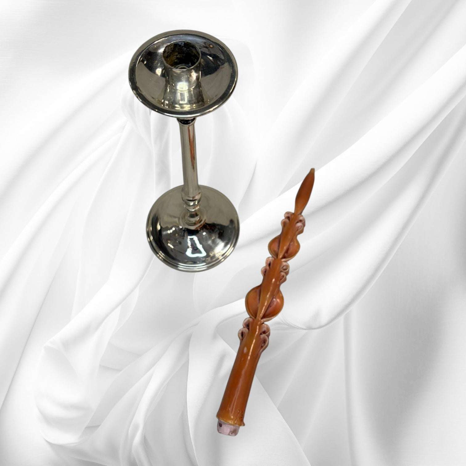 Estos Candeleros se diferencian por su altura, su acabado plateado y el contraste con las velas ornamentales. No son simples portavelas bajos: su formato estilizado permite crear una composición visual de gran impacto, aportando altura, reflejo y elegancia. Son una opción limitada, única y muy decorativa para quienes buscan piezas con estilo clásico, valor visual y facilidad para integrarse en espacios modernos o antiguos.