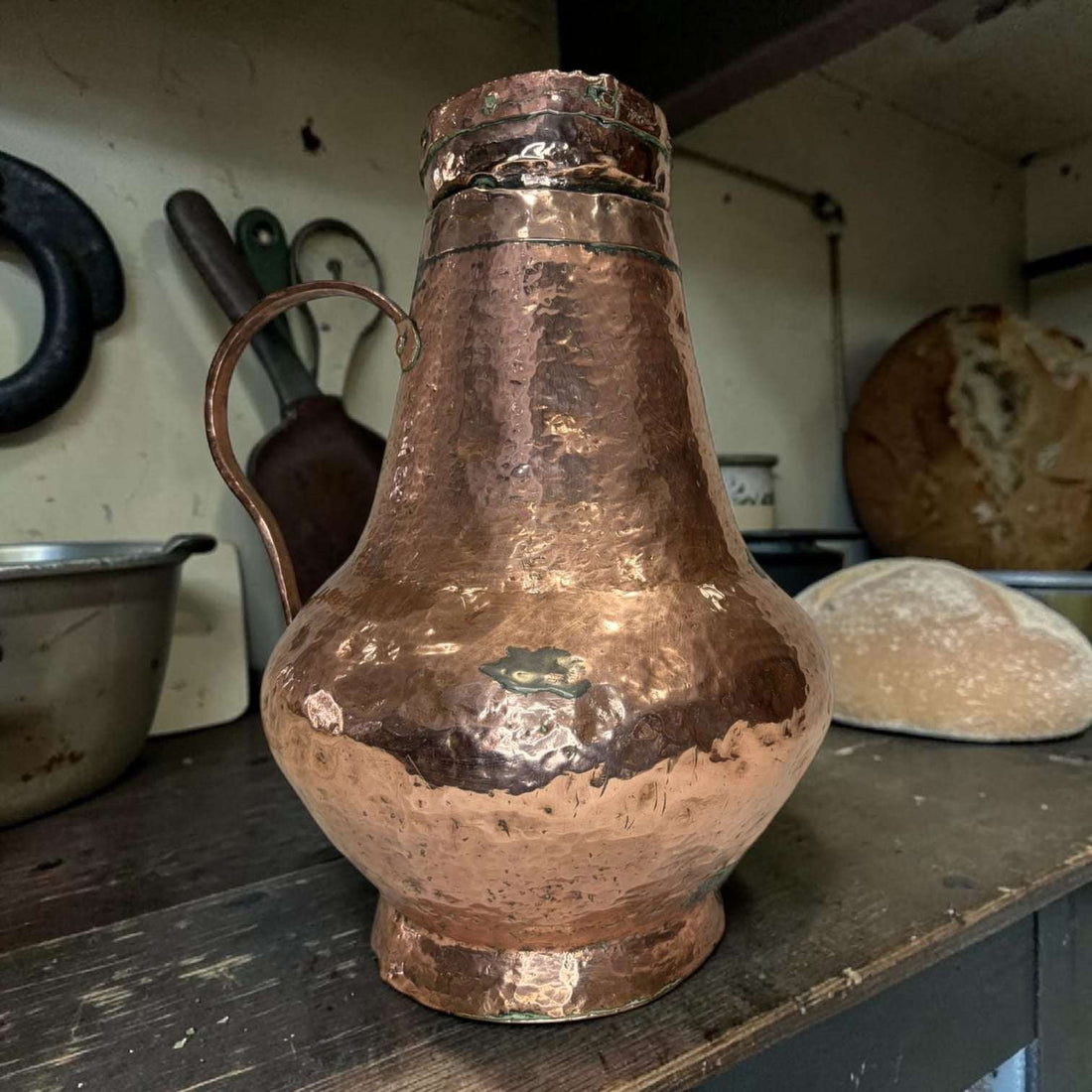 El cobre aporta calidez, brillo envejecido y una presencia muy especial, mientras que la pátina refuerza su valor antiguo y su carácter único. 