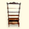 Esta Estantería es perfecta para ambientes clásicos, vintage o eclécticos, convirtiéndose en una pieza central capaz de transformar cualquier estancia con su elegancia y funcionalidad.

La combinación de caoba, taraceas y diseño francés convierte este mueble en una pieza sofisticada y atemporal.