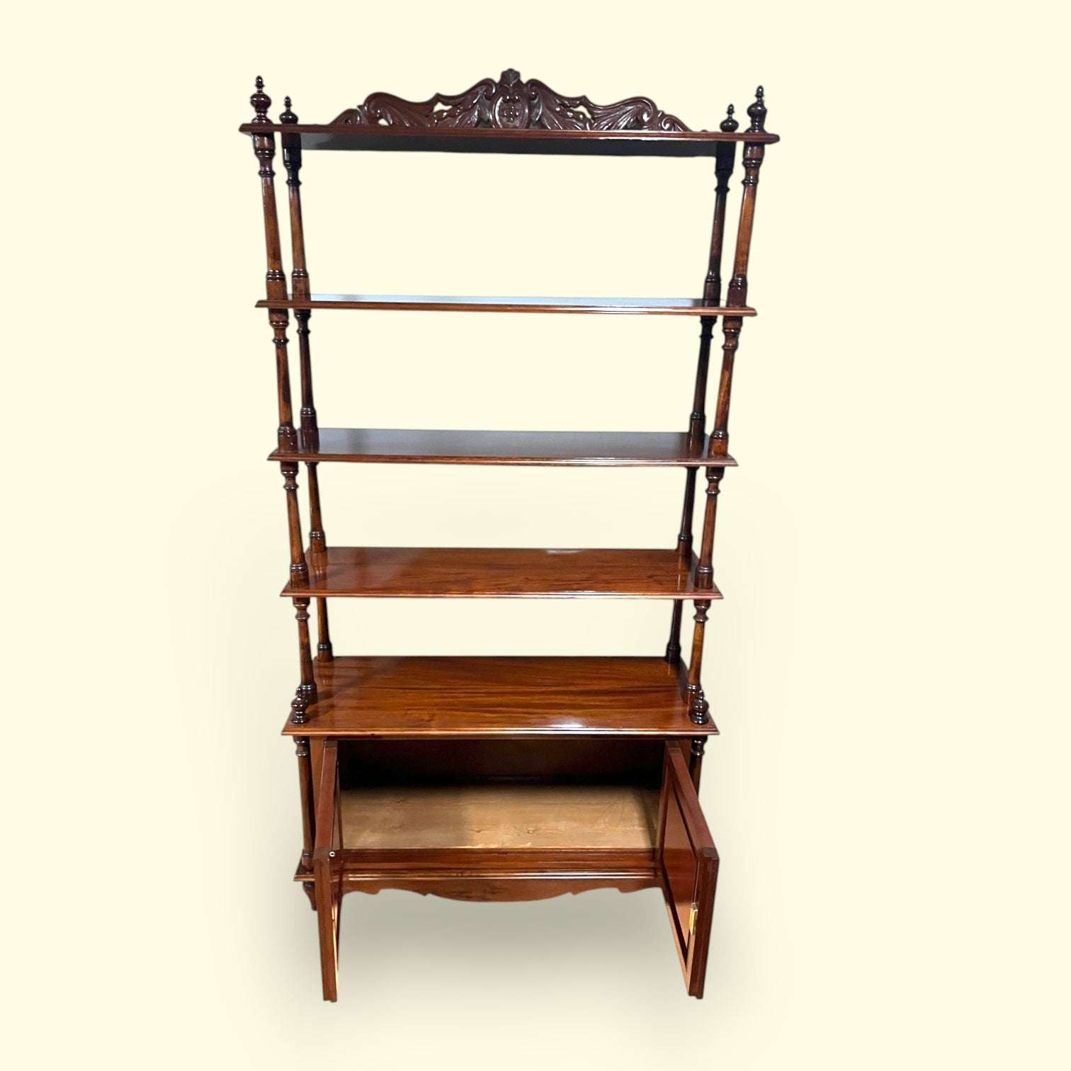 Esta Estantería es perfecta para ambientes clásicos, vintage o eclécticos, convirtiéndose en una pieza central capaz de transformar cualquier estancia con su elegancia y funcionalidad.

La combinación de caoba, taraceas y diseño francés convierte este mueble en una pieza sofisticada y atemporal.