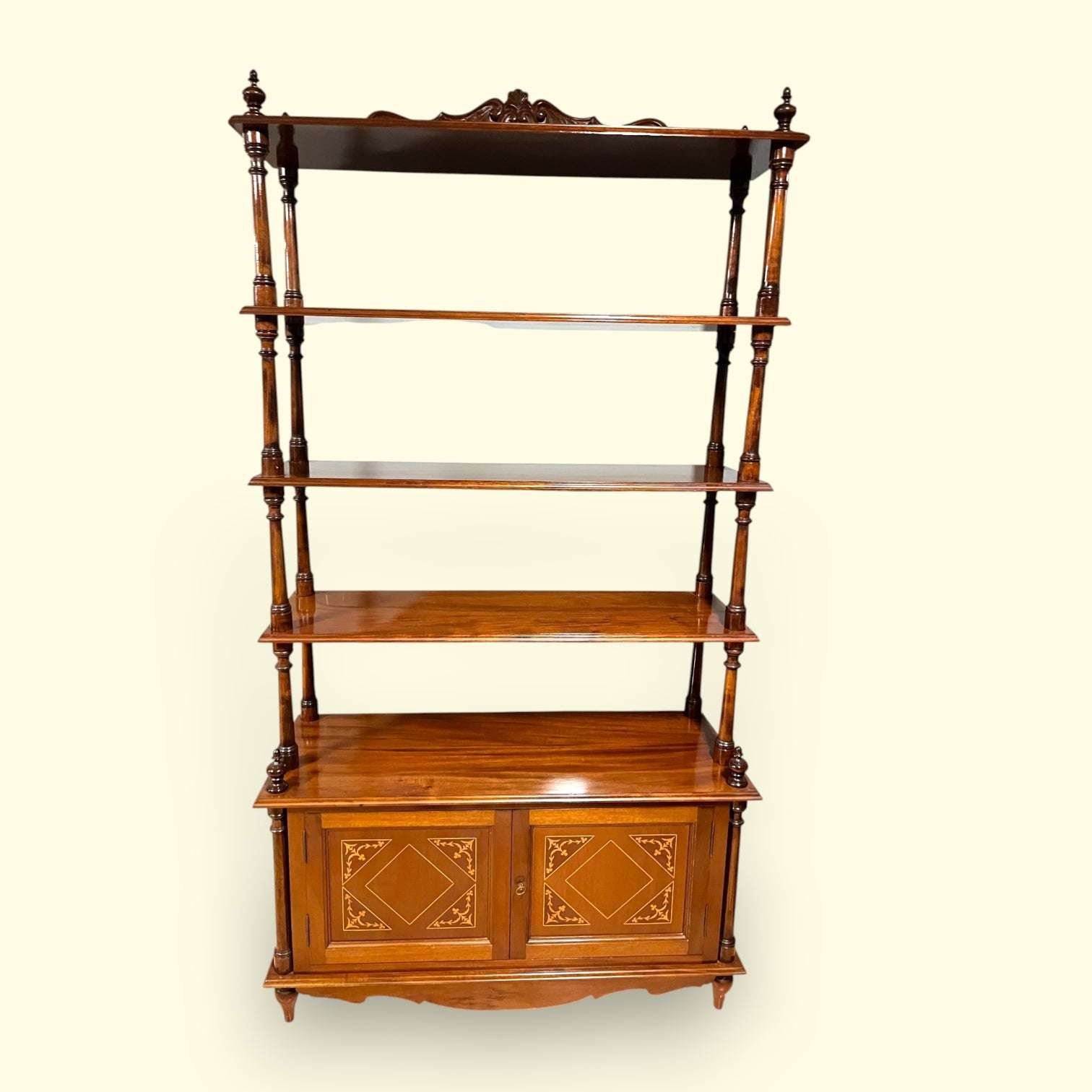 
Gracias a su diseño refinado y proporcionado, resulta ideal para bibliotecas, salones, despachos, comedores o espacios clásicos donde se busque aportar elegancia y personalidad.

Sus líneas estilizadas y su