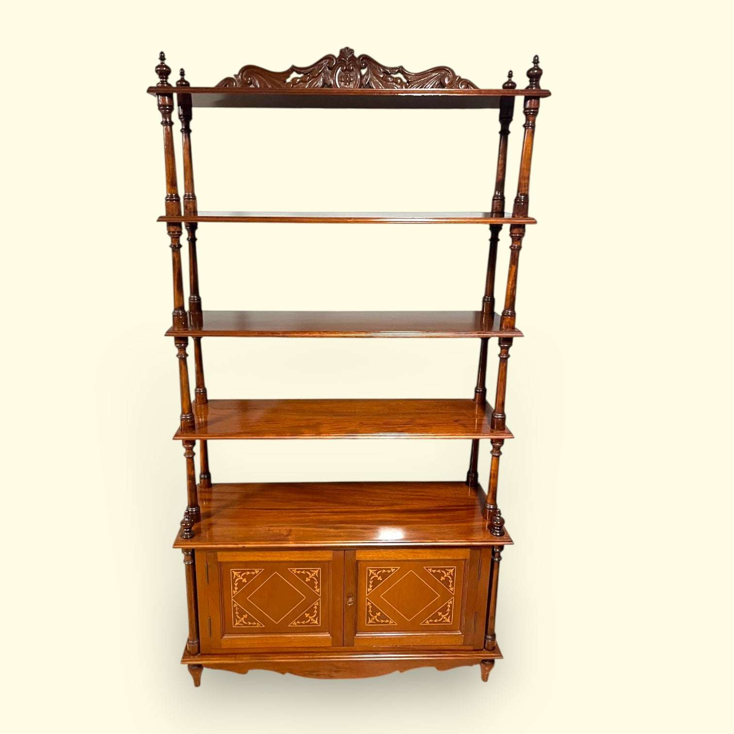 Esta Estantería es perfecta para ambientes clásicos, vintage o eclécticos, convirtiéndose en una pieza central capaz de transformar cualquier estancia con su elegancia y funcionalidad.

La combinación de caoba, taraceas y diseño francés convierte este mueble en una pieza sofisticada y atemporal.